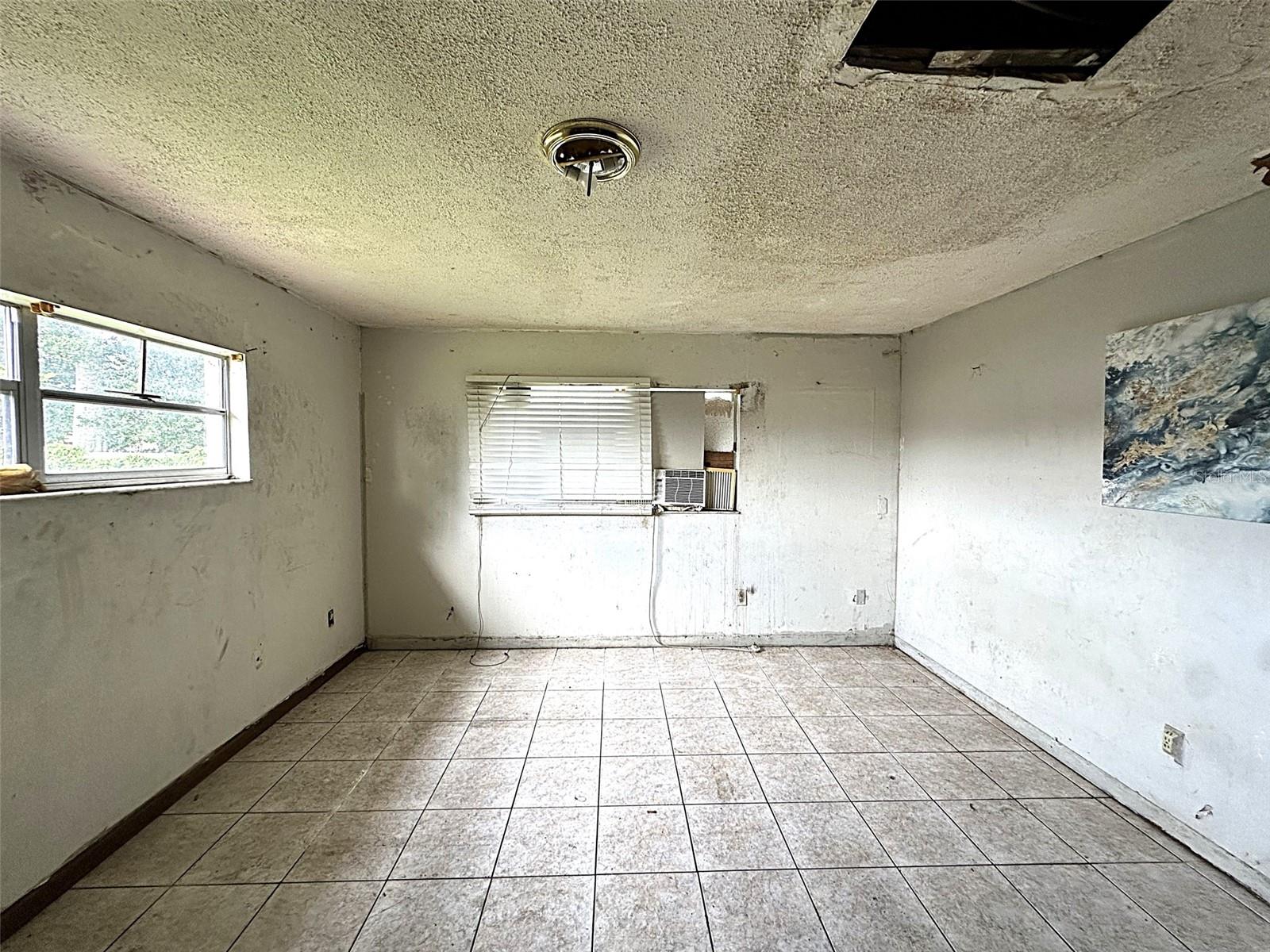 2722 W OAK St KISSIMMEE, FL 34741