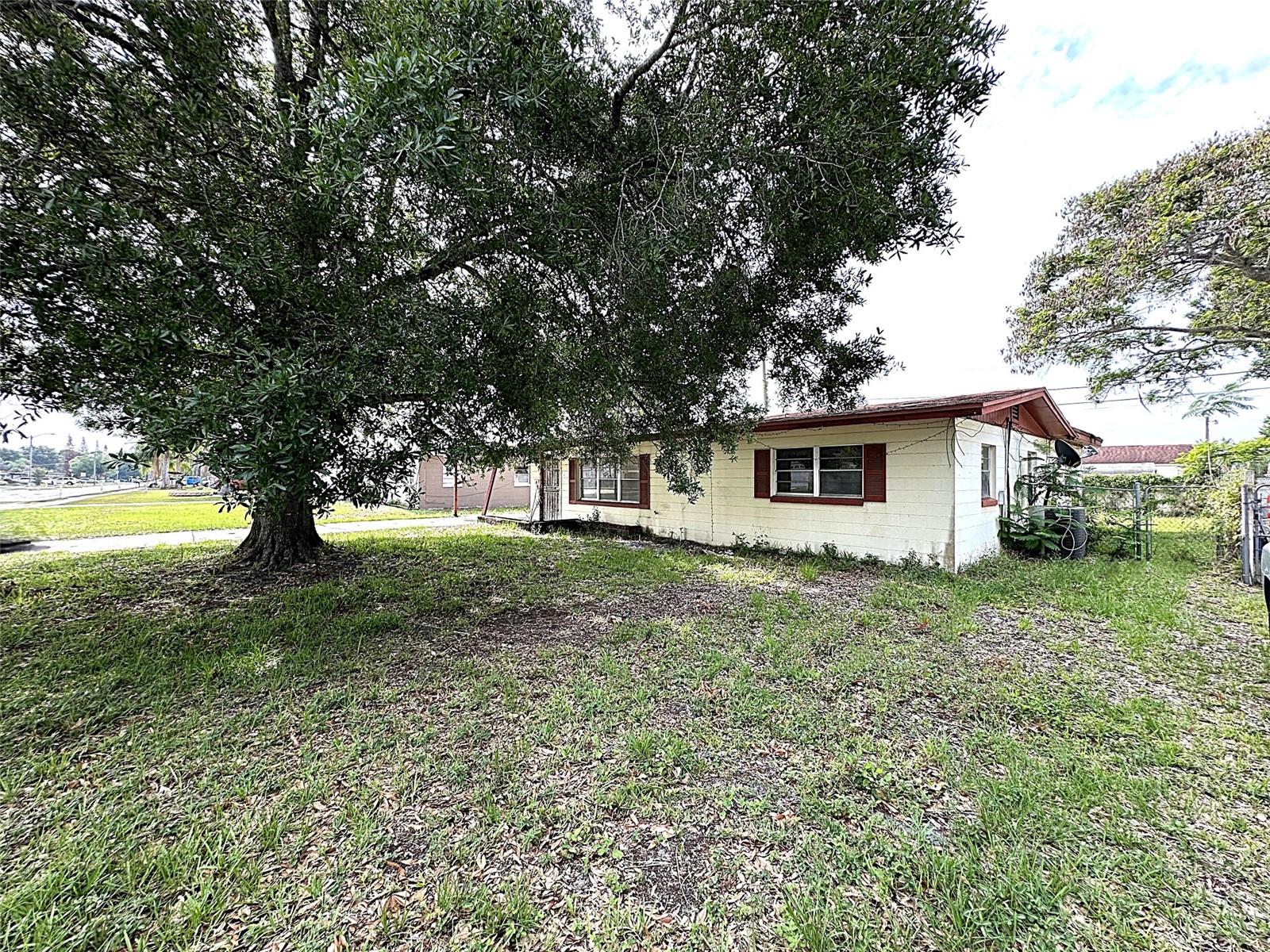 2722 W OAK St KISSIMMEE, FL 34741
