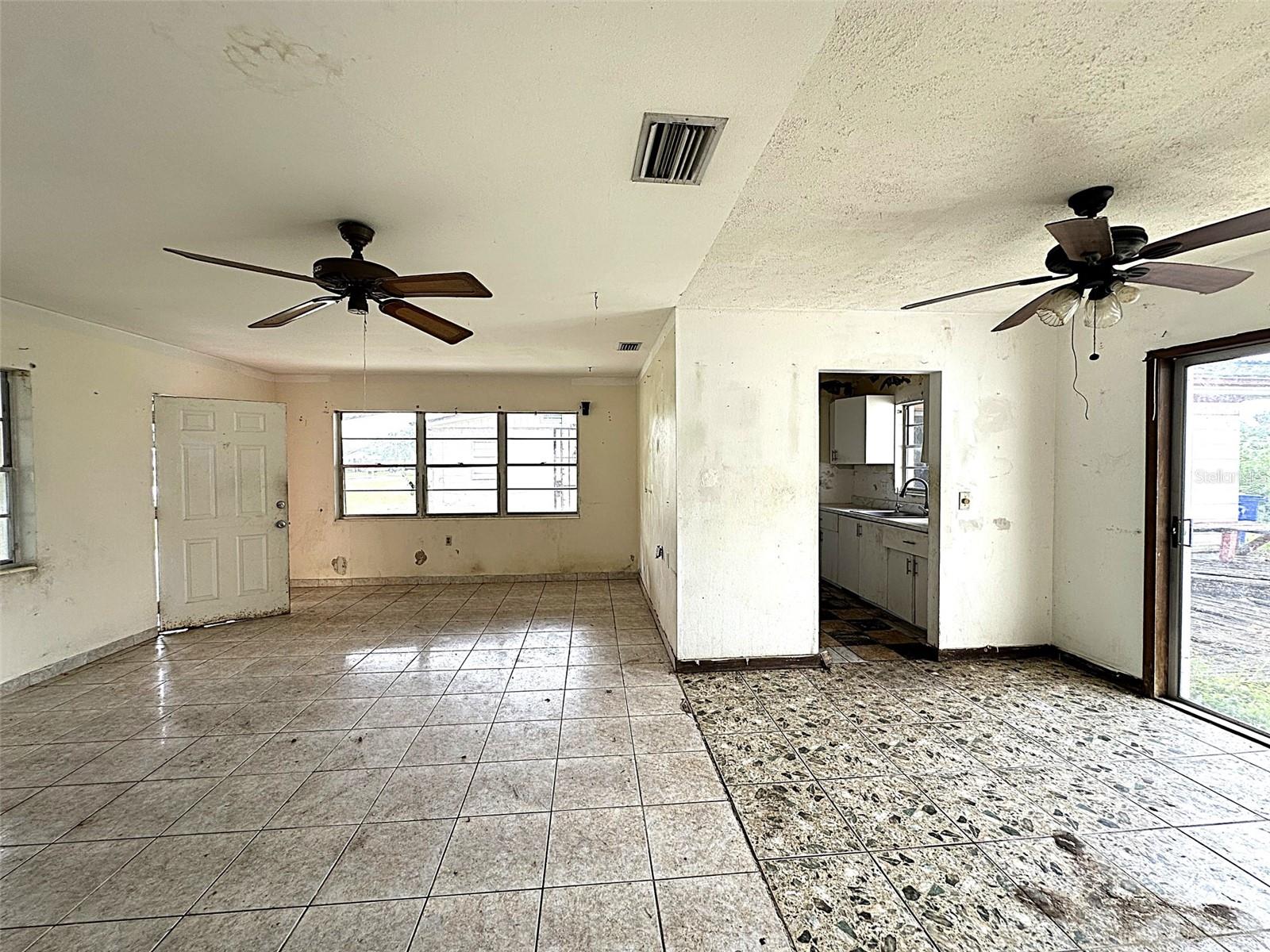 2722 W OAK St KISSIMMEE, FL 34741