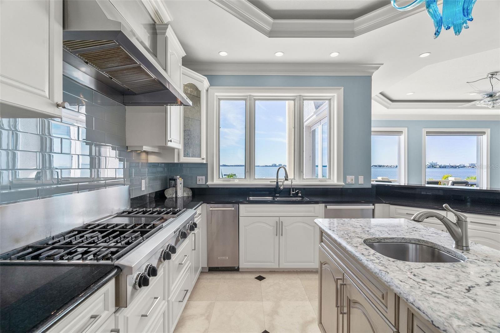 5907 BAYVIEW Cir GULFPORT, FL 33707