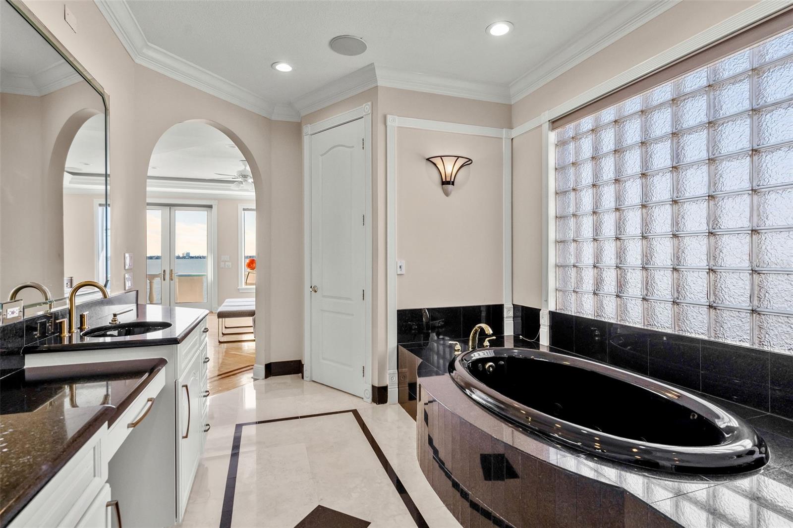 5907 BAYVIEW Cir GULFPORT, FL 33707