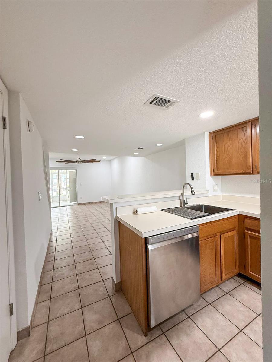 7522 HOLLOWELL Dr TAMPA, FL 33615