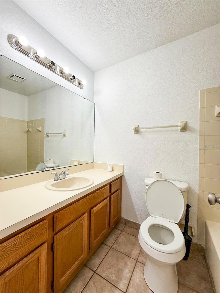 7522 HOLLOWELL Dr TAMPA, FL 33615