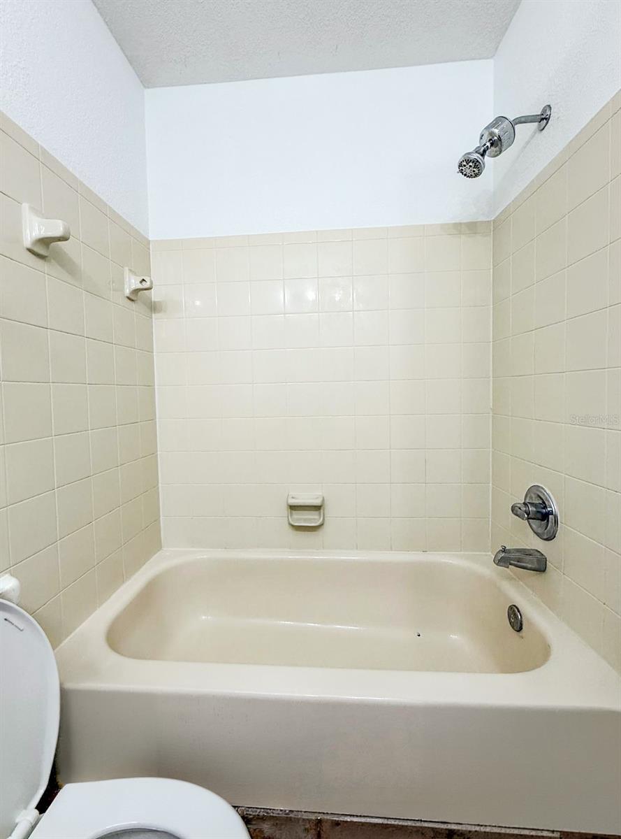 7522 HOLLOWELL Dr TAMPA, FL 33615