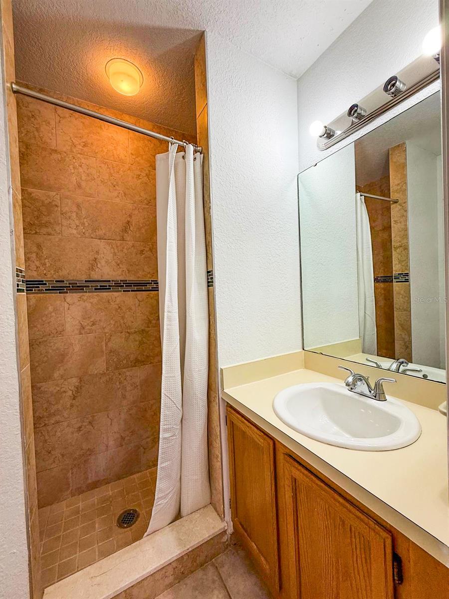 7522 HOLLOWELL Dr TAMPA, FL 33615