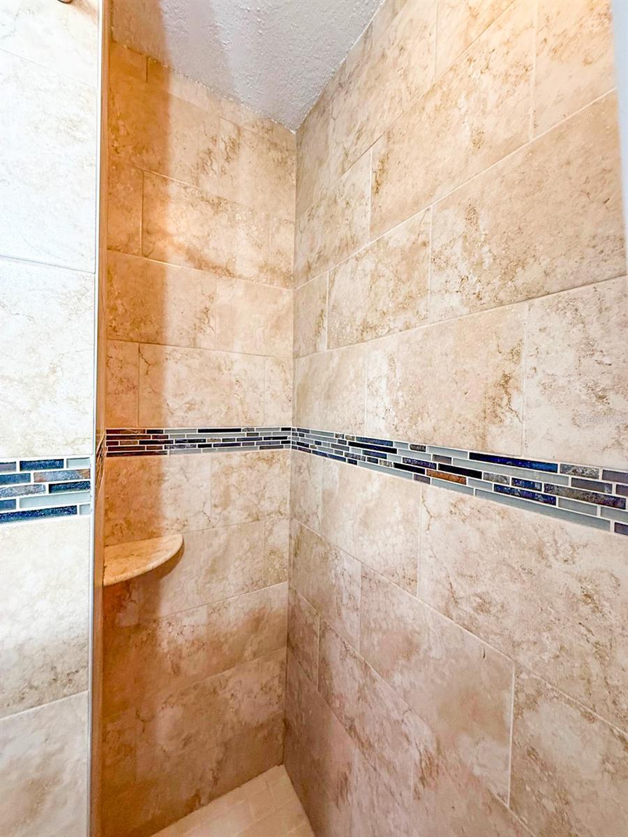 7522 HOLLOWELL Dr TAMPA, FL 33615