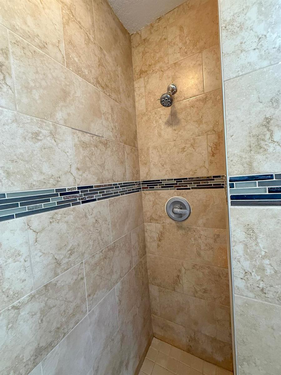 7522 HOLLOWELL Dr TAMPA, FL 33615