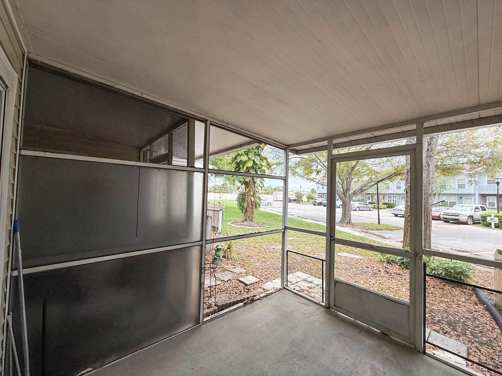 7522 HOLLOWELL Dr TAMPA, FL 33615