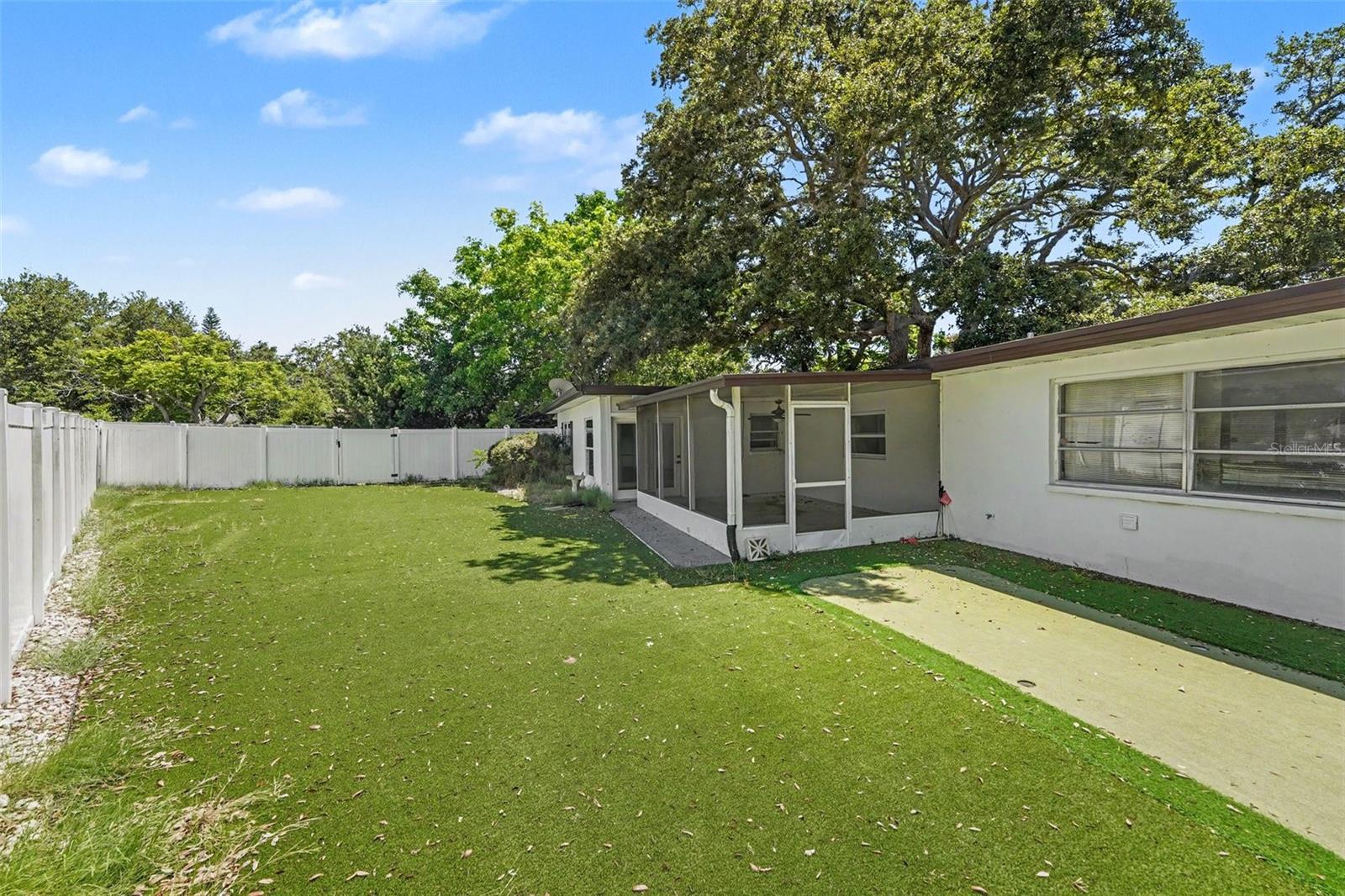 217 Gdn Cir CLEARWATER, FL 33756