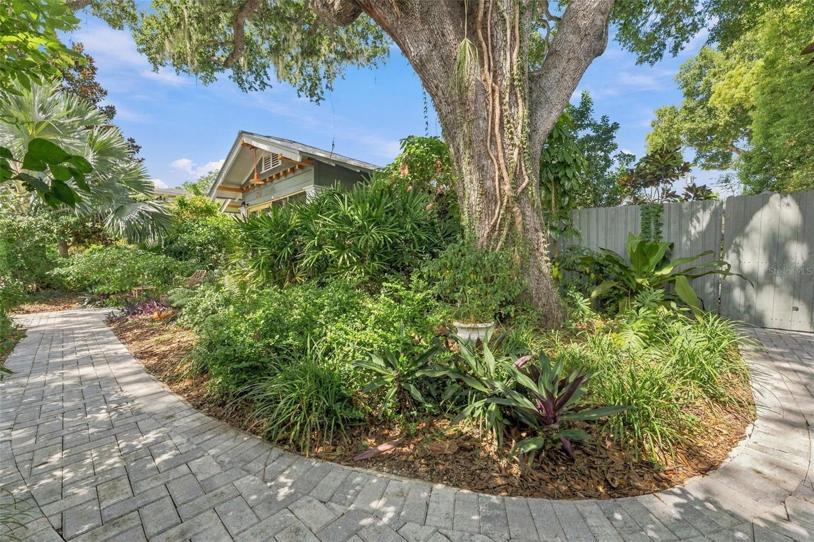 2121 DARTMOUTH Ave ST PETERSBURG, FL 33713