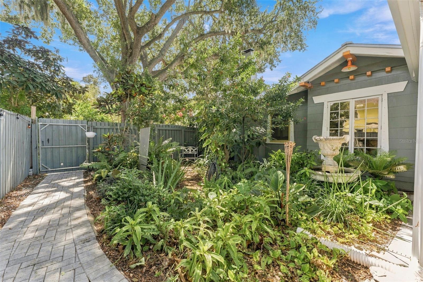 2121 DARTMOUTH Ave ST PETERSBURG, FL 33713