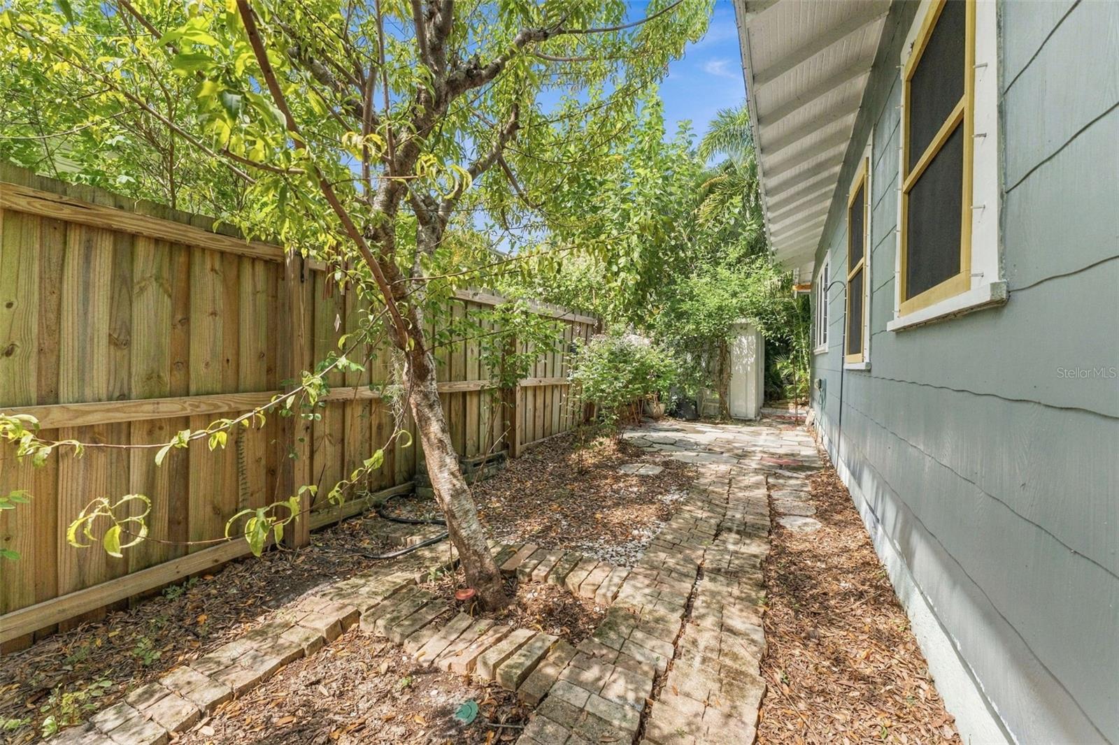 2121 DARTMOUTH Ave ST PETERSBURG, FL 33713