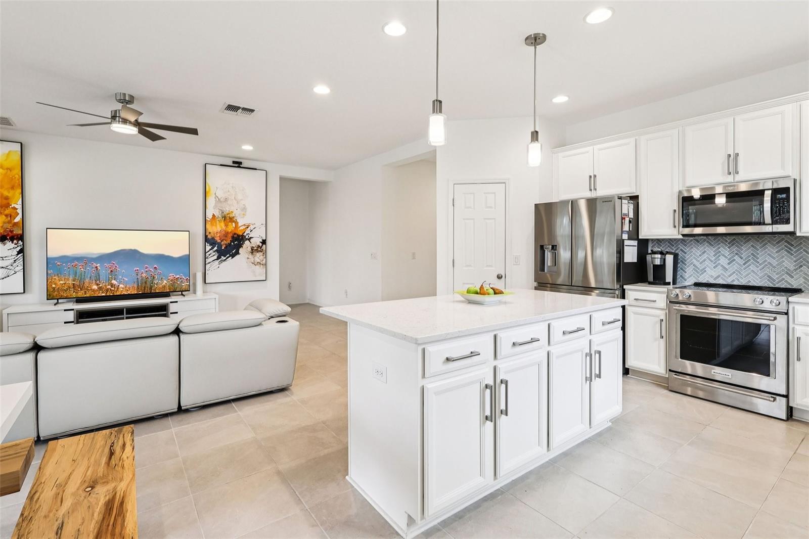 2700 CREEKMORE Ct KISSIMMEE, FL 34746