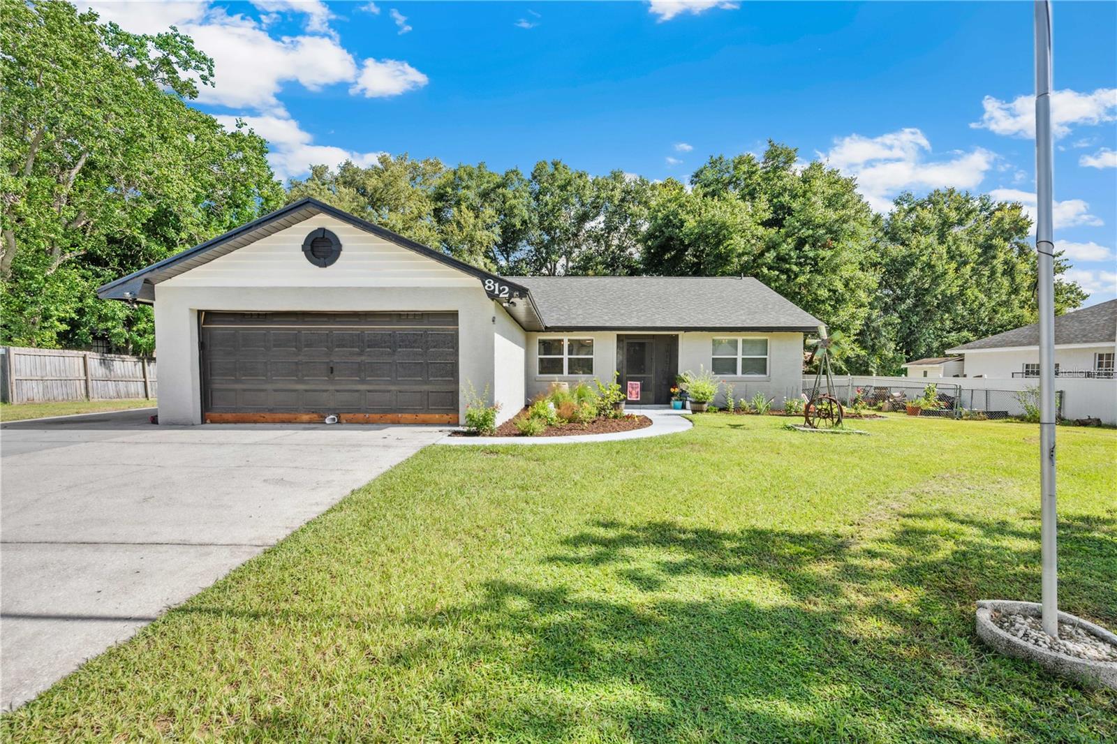 812 CEDAR KNOLL Dr