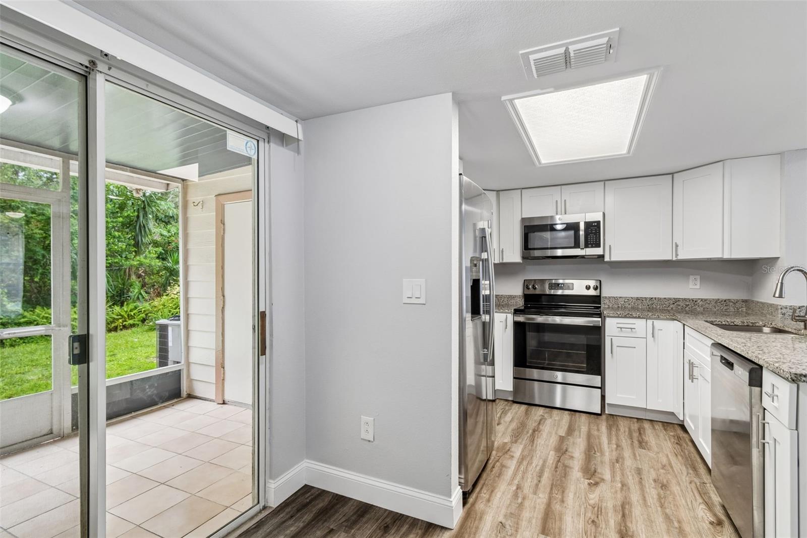 1403 BRIGADOON Dr CLEARWATER, FL 33759