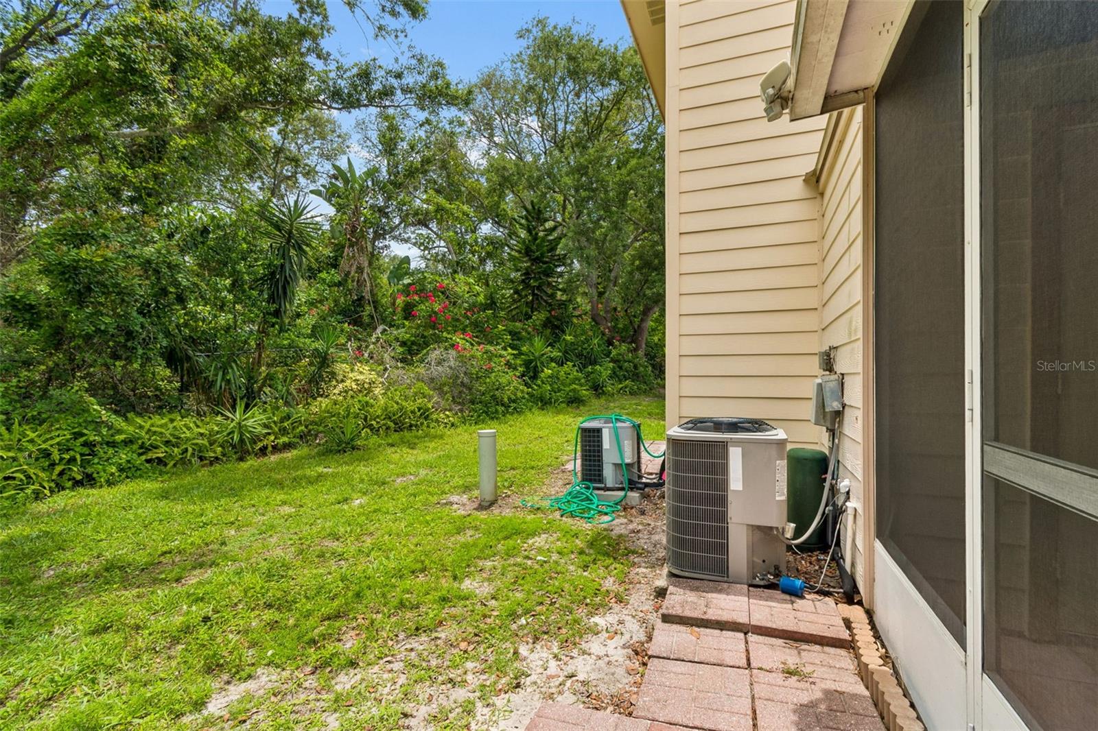 1403 BRIGADOON Dr CLEARWATER, FL 33759