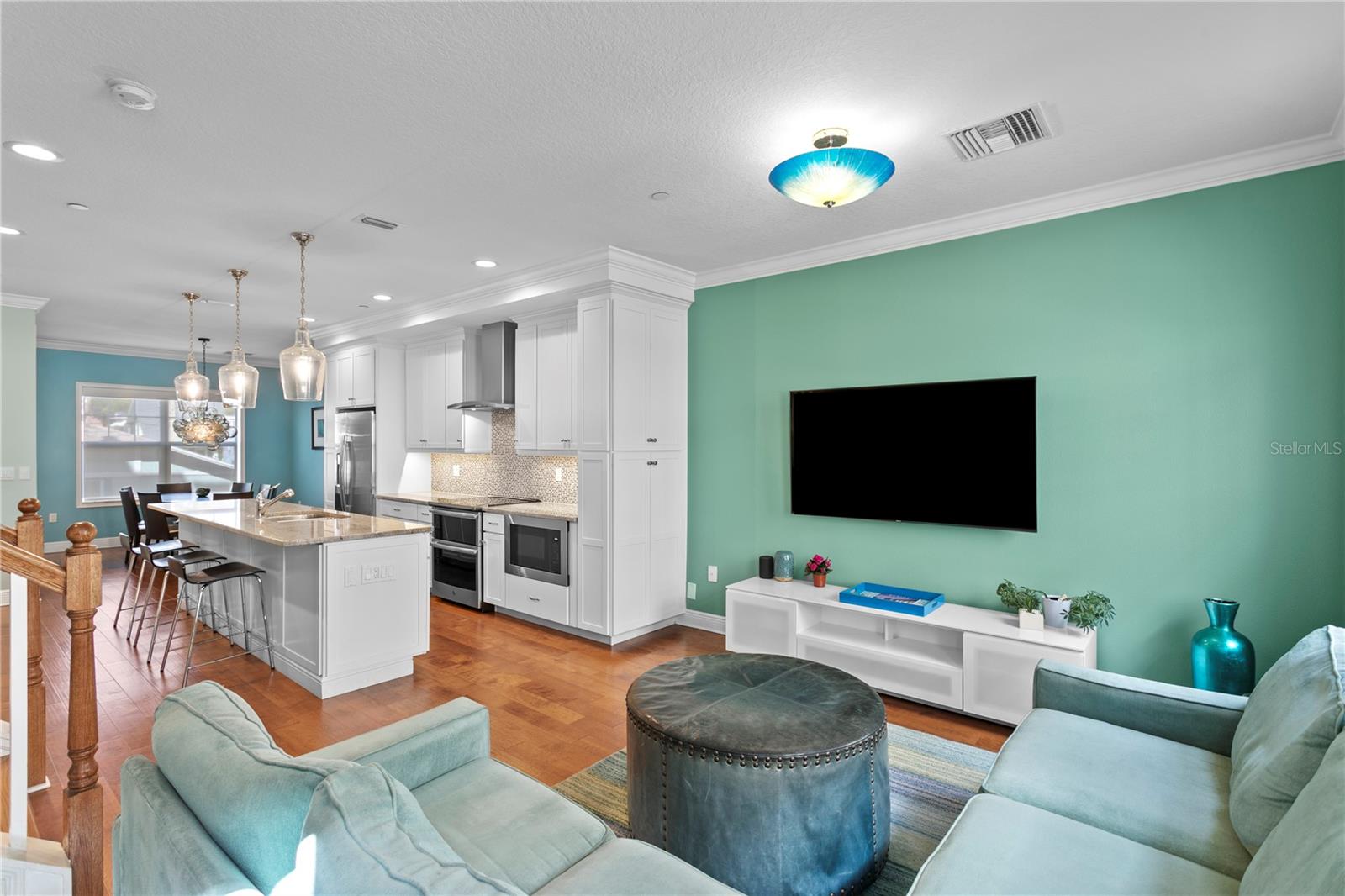 412 REGENT Ln ST PETERSBURG, FL 33701