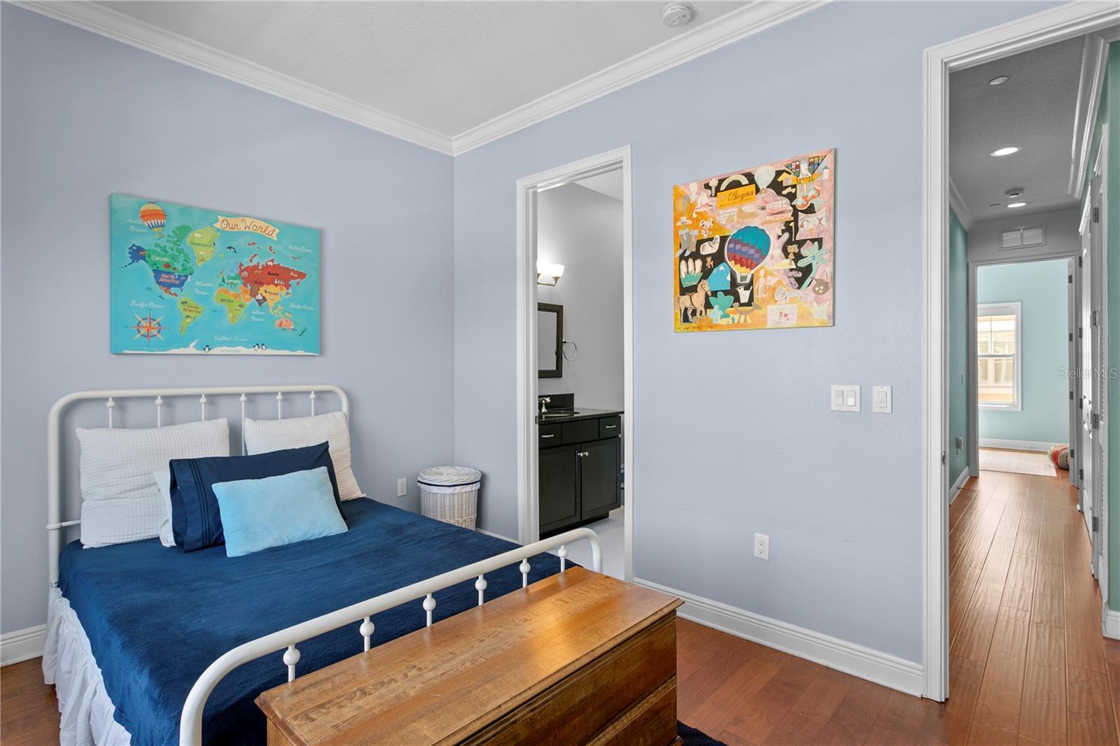 412 REGENT Ln ST PETERSBURG, FL 33701