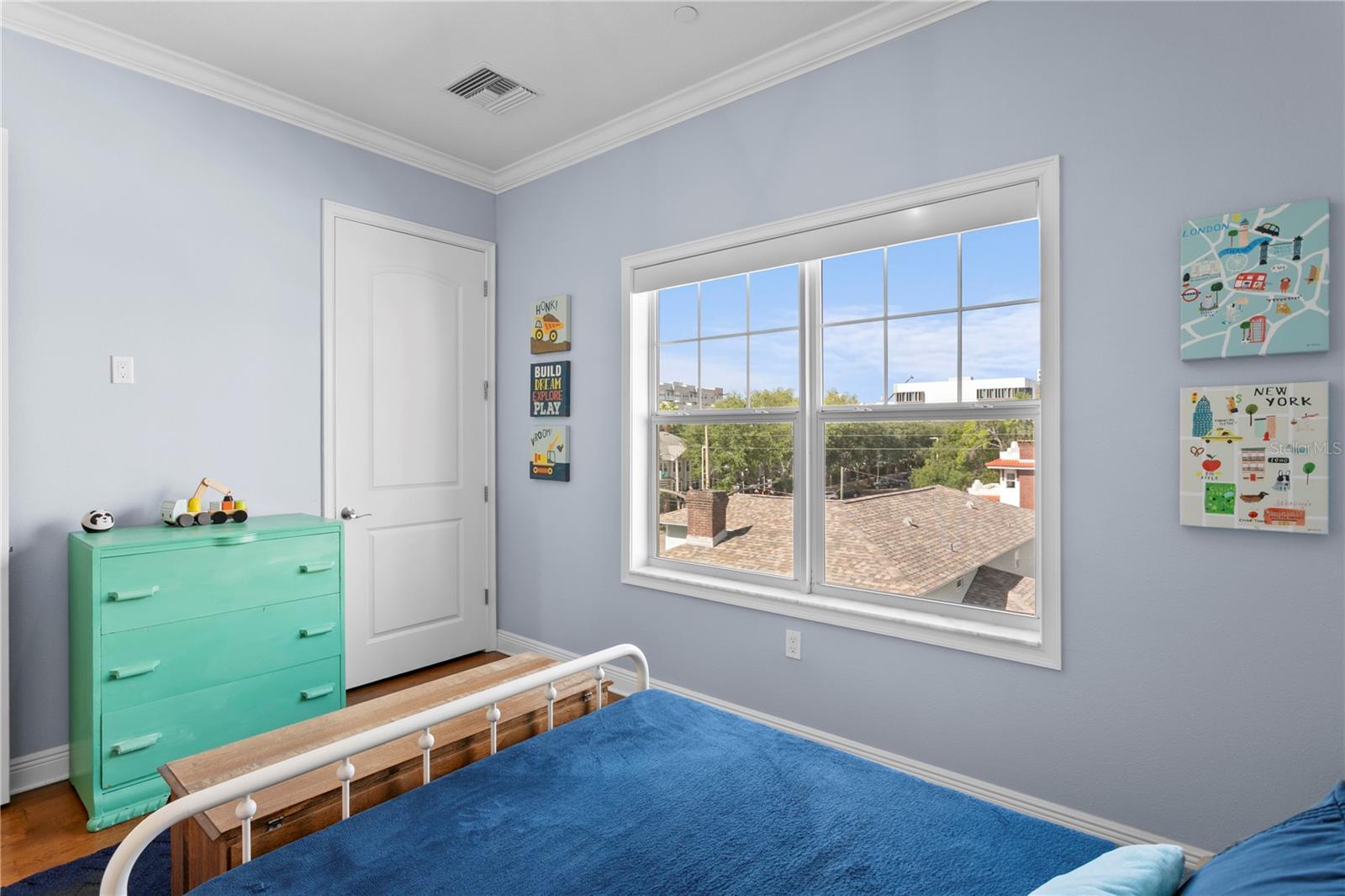 412 REGENT Ln ST PETERSBURG, FL 33701