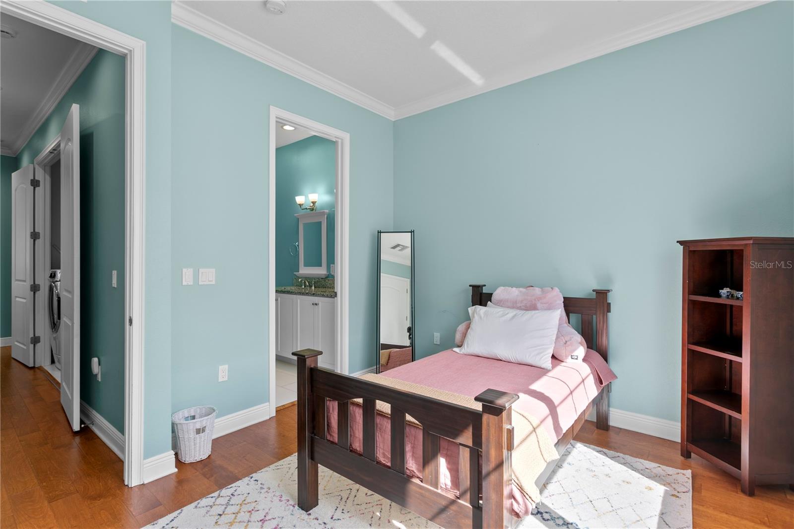 412 REGENT Ln ST PETERSBURG, FL 33701