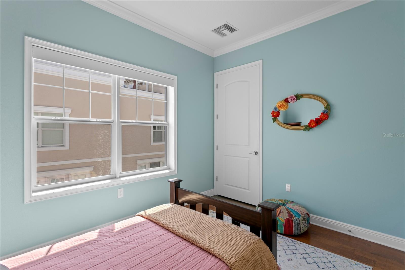 412 REGENT Ln ST PETERSBURG, FL 33701