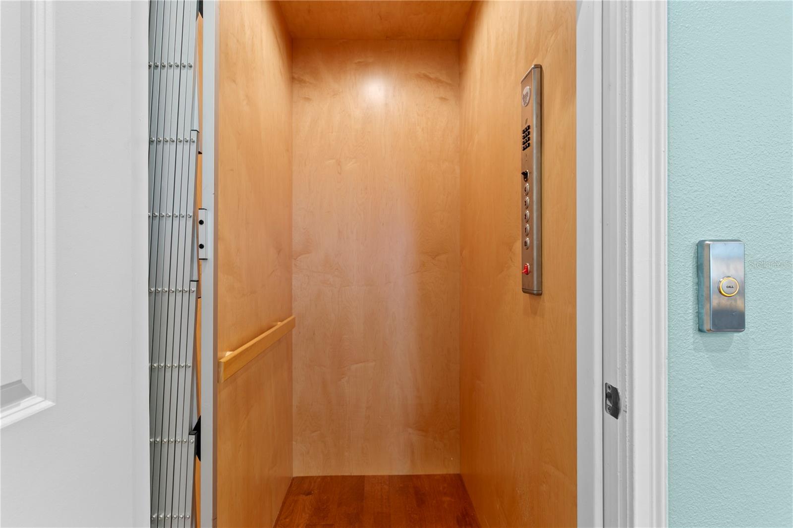 412 REGENT Ln ST PETERSBURG, FL 33701