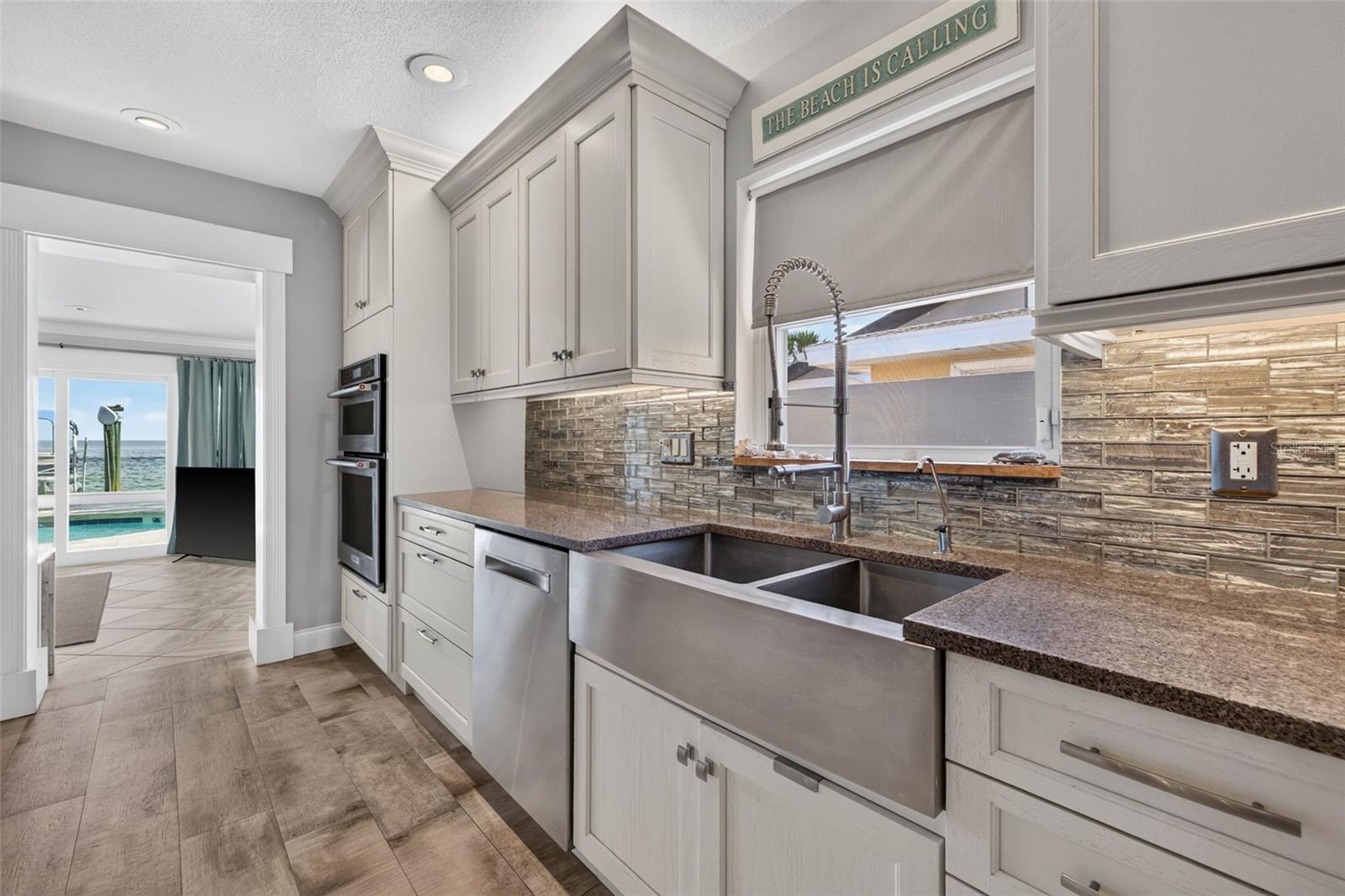 2480 E BAY Isle Dr ST PETERSBURG, FL 33705