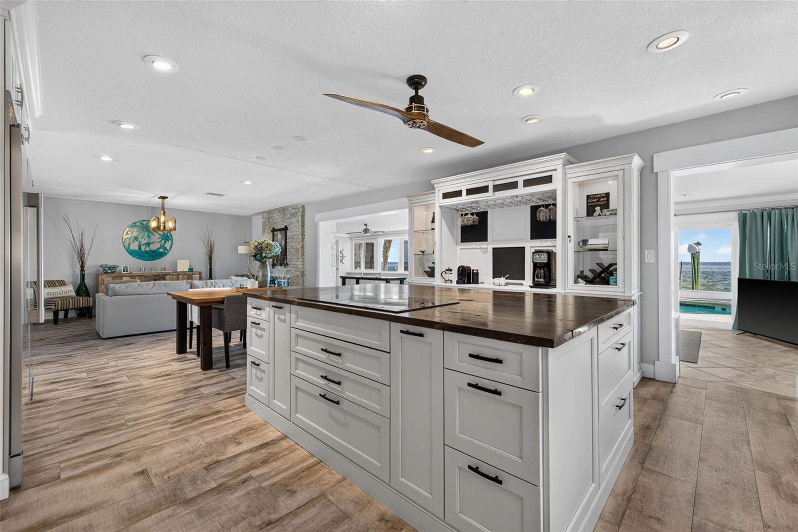 2480 E BAY Isle Dr ST PETERSBURG, FL 33705