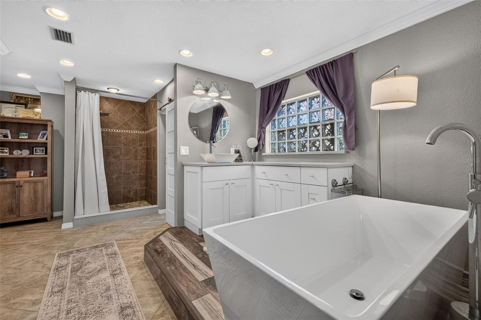 2480 E BAY Isle Dr ST PETERSBURG, FL 33705