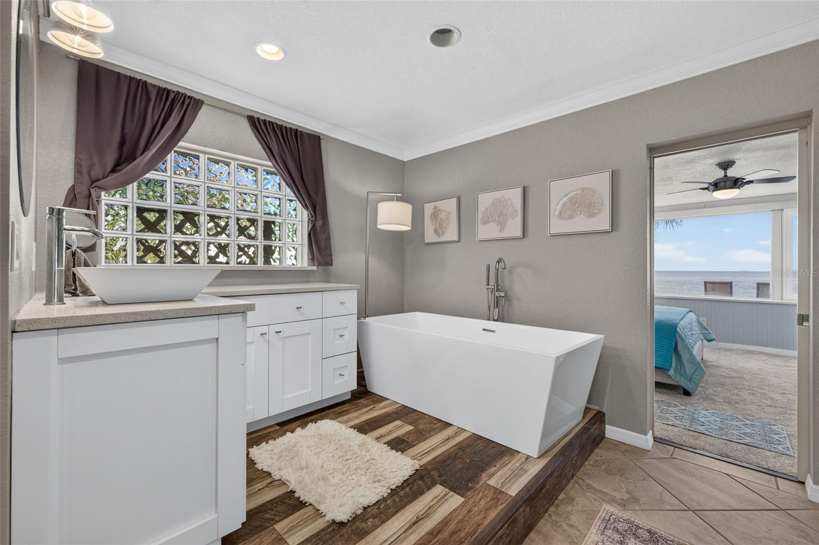 2480 E BAY Isle Dr ST PETERSBURG, FL 33705