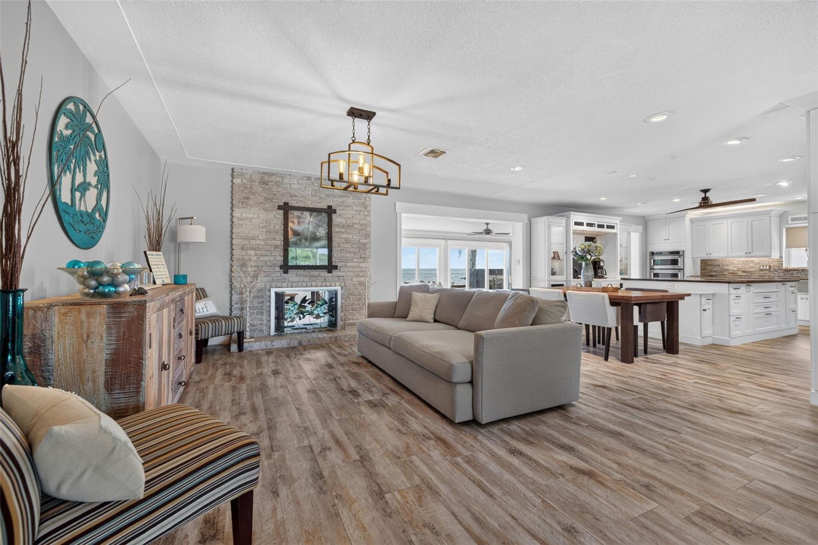 2480 E BAY Isle Dr ST PETERSBURG, FL 33705