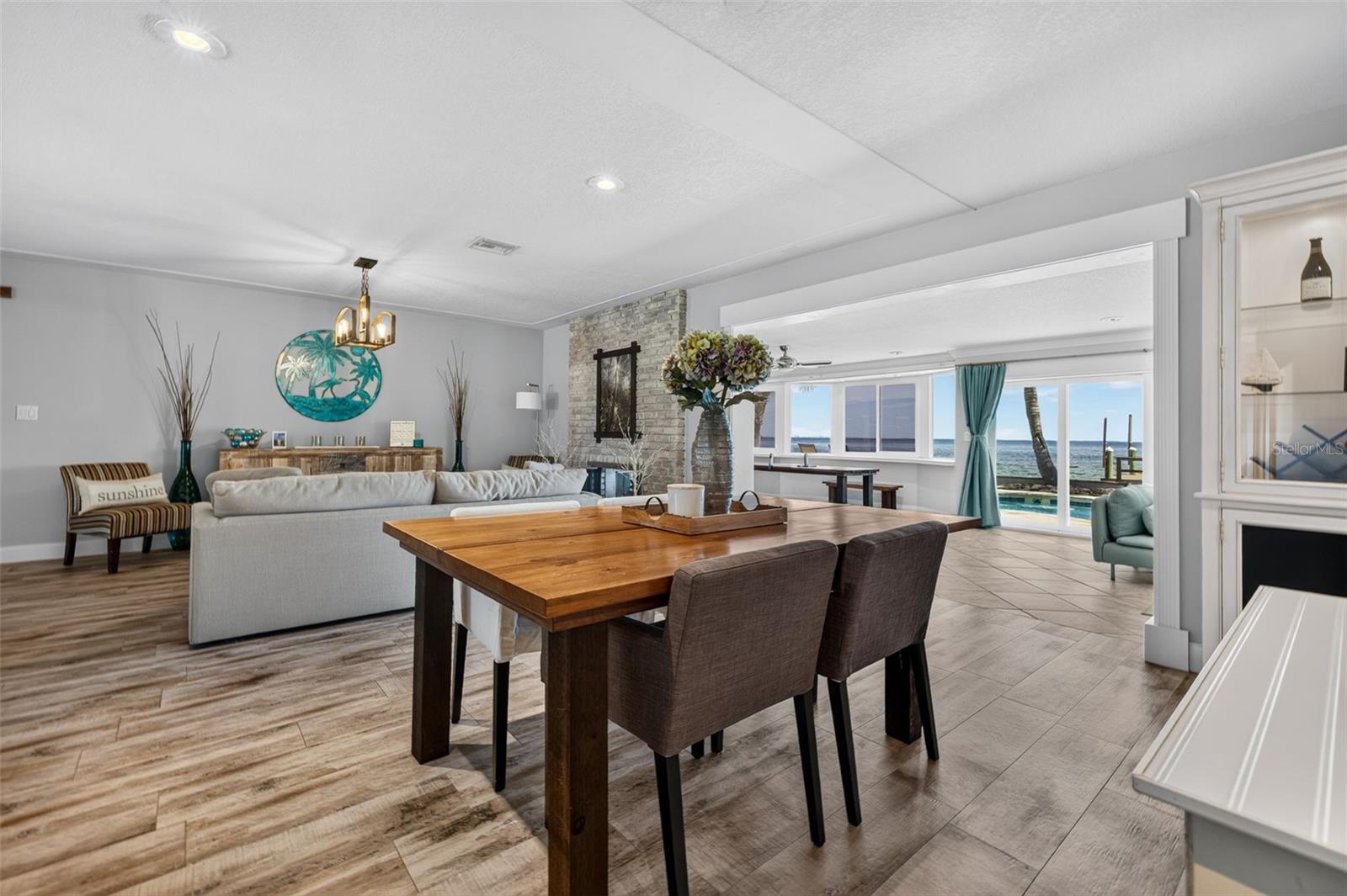 2480 E BAY Isle Dr ST PETERSBURG, FL 33705