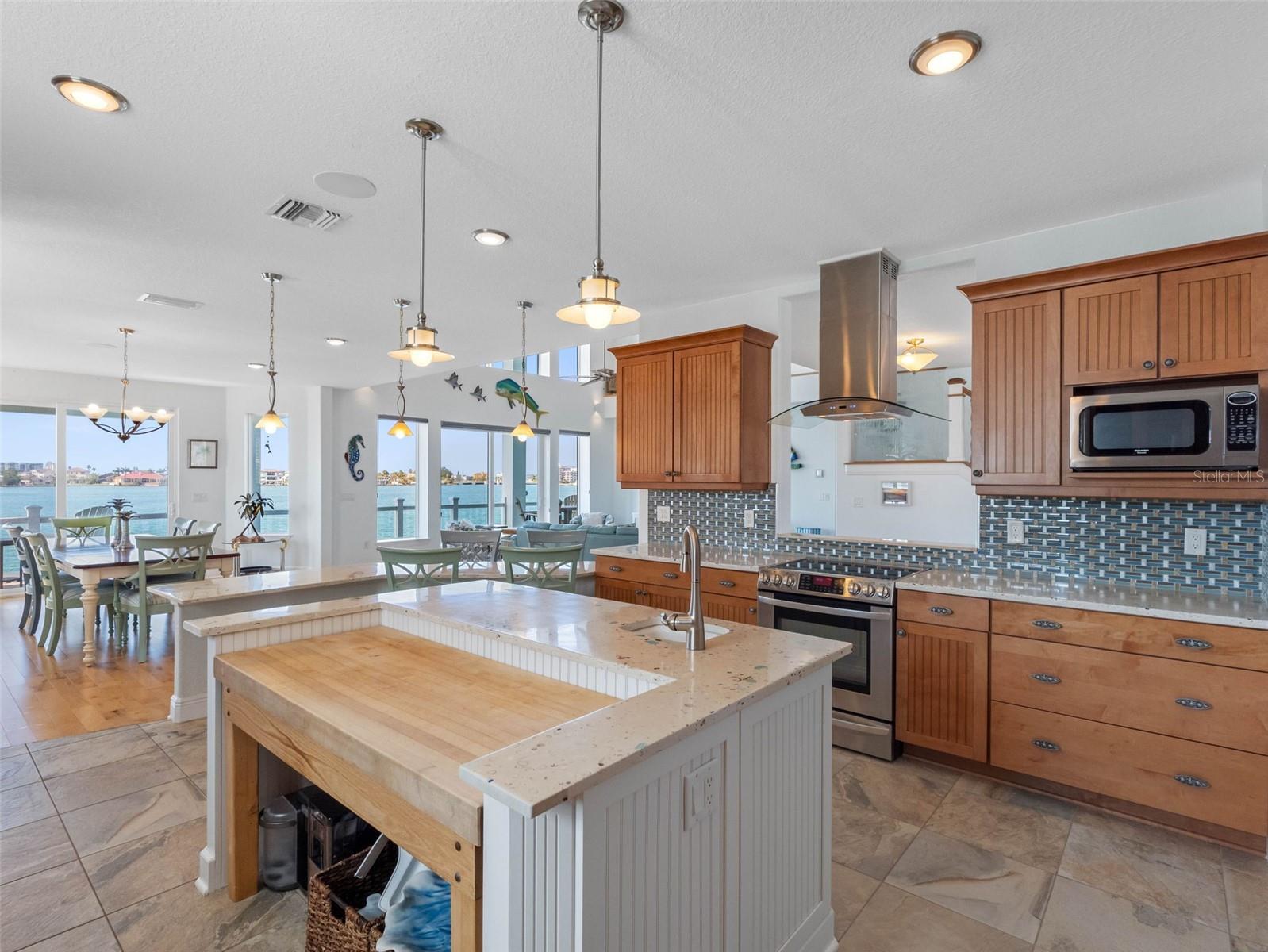 11000 8TH St TREASURE ISLAND, FL 33706