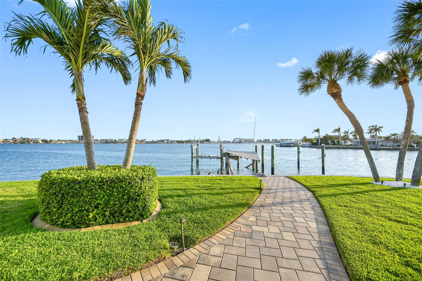 11000 8TH St TREASURE ISLAND, FL 33706