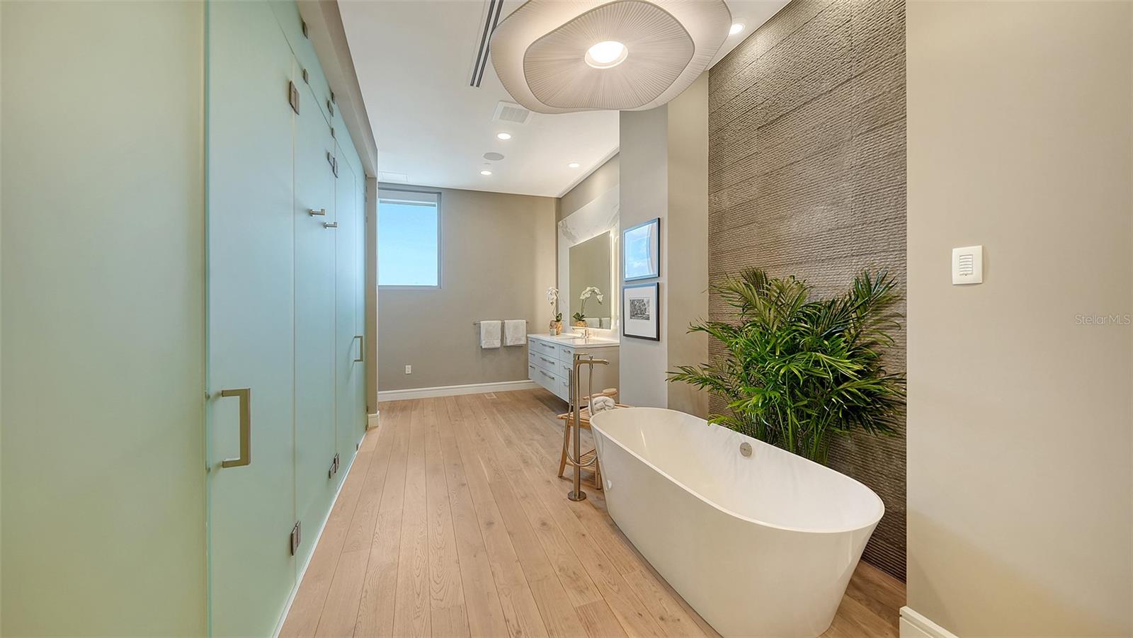 605 S GULFSTREAM Ave #12 SARASOTA, FL 34236