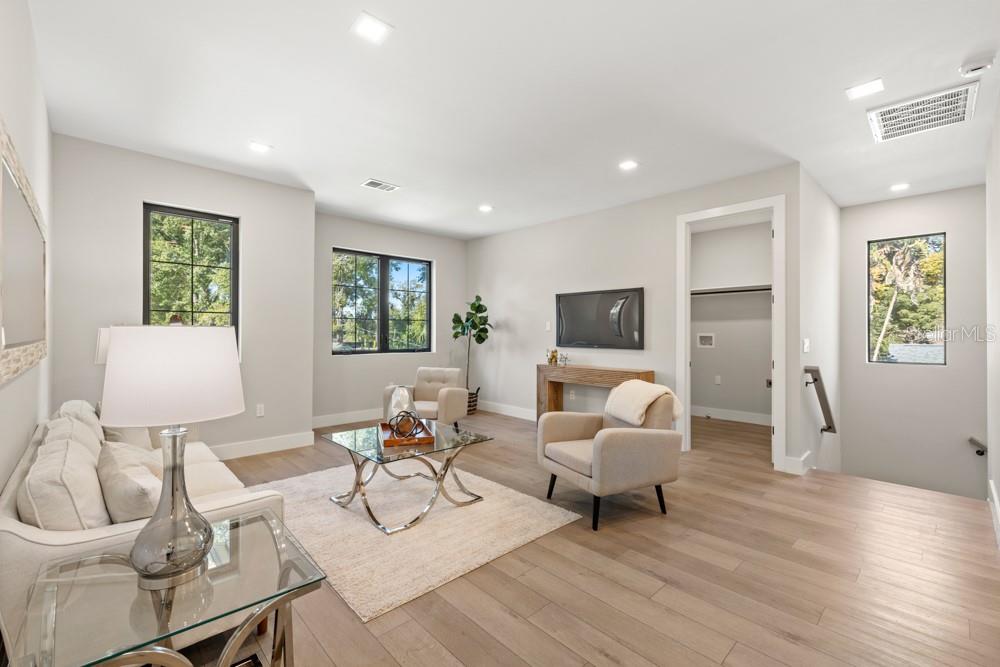 1217 CLOVERLAWN Ave ORLANDO, FL 32806