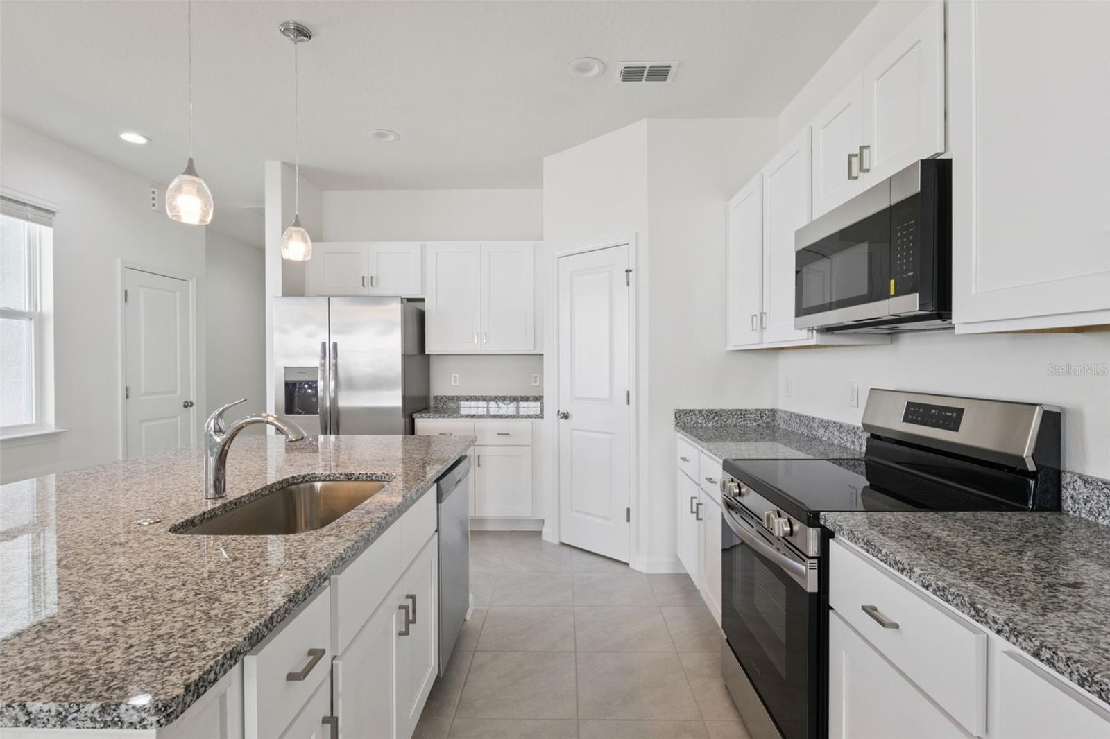 3704 WATERCLIFF Cir GRAND ISLAND, FL 32735