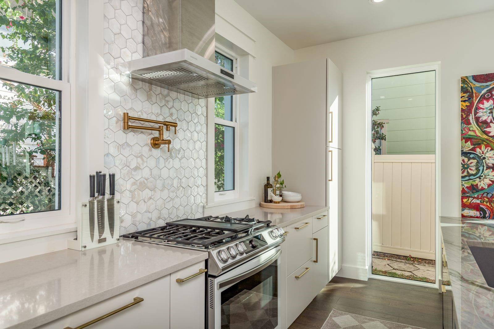 927 6TH St ST PETERSBURG, FL 33701