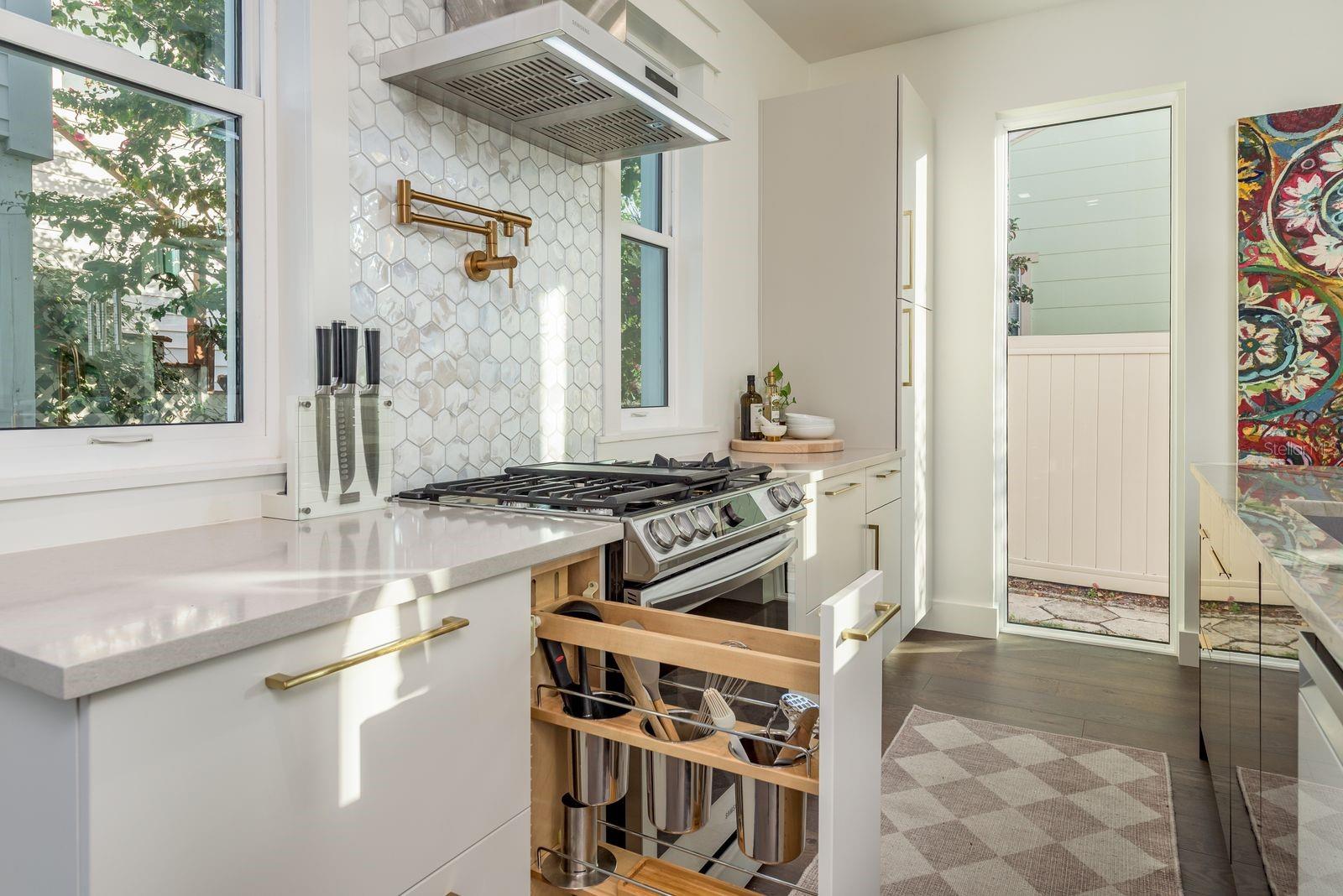 927 6TH St ST PETERSBURG, FL 33701