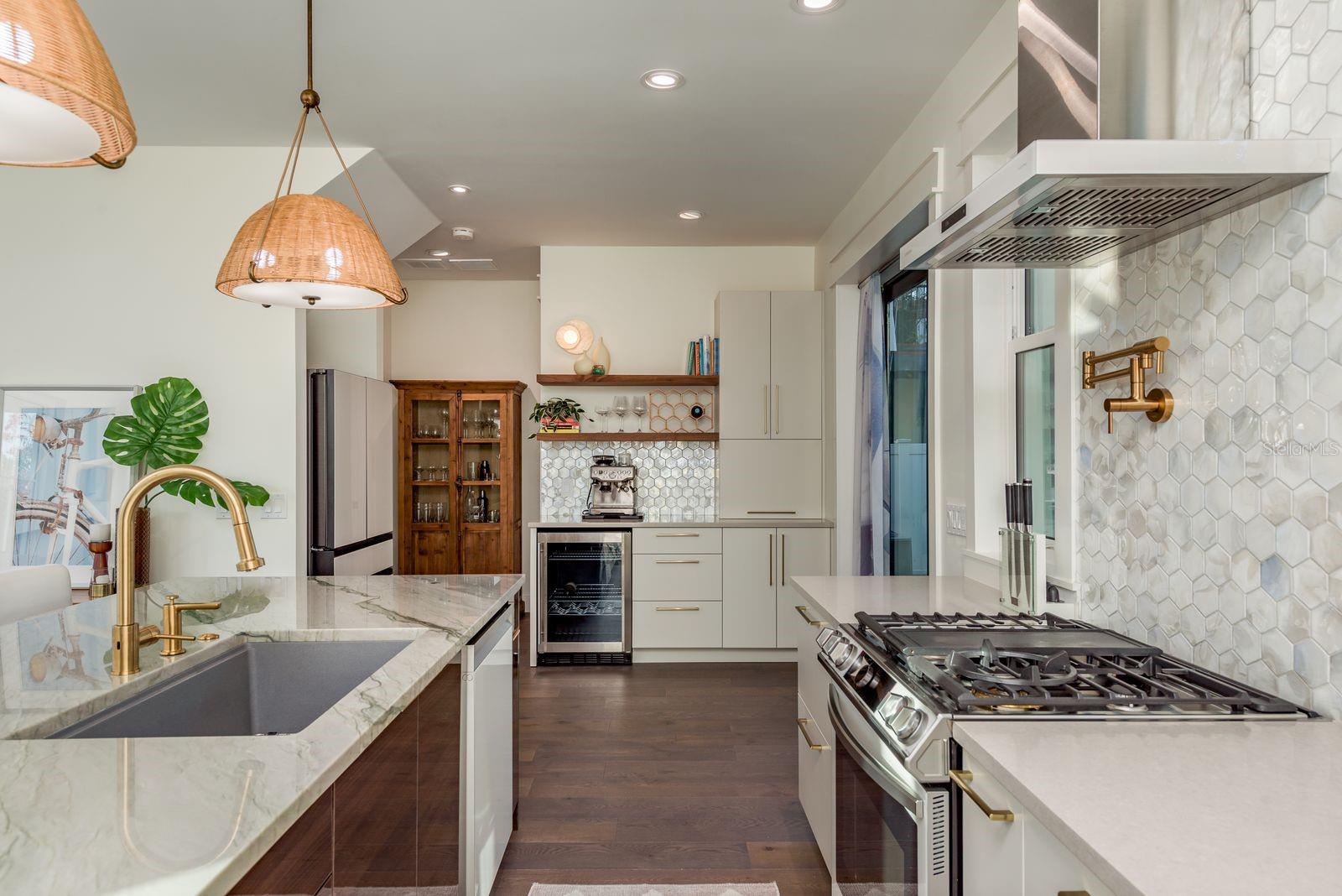 927 6TH St ST PETERSBURG, FL 33701