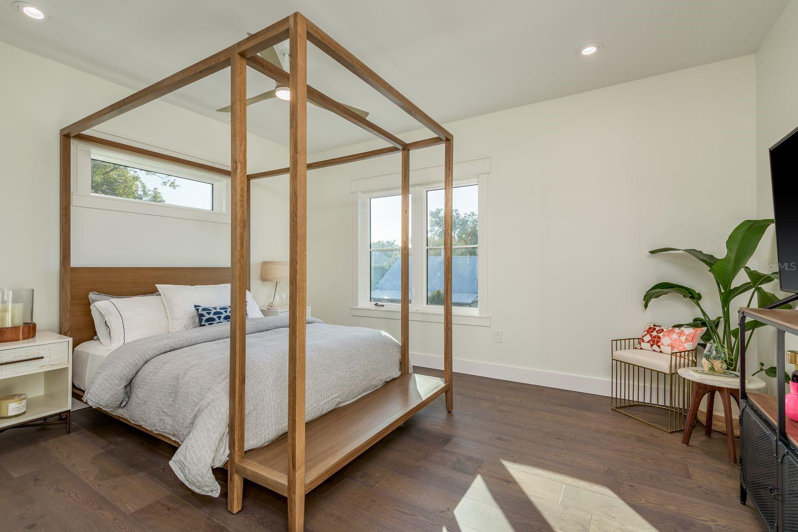 927 6TH St ST PETERSBURG, FL 33701