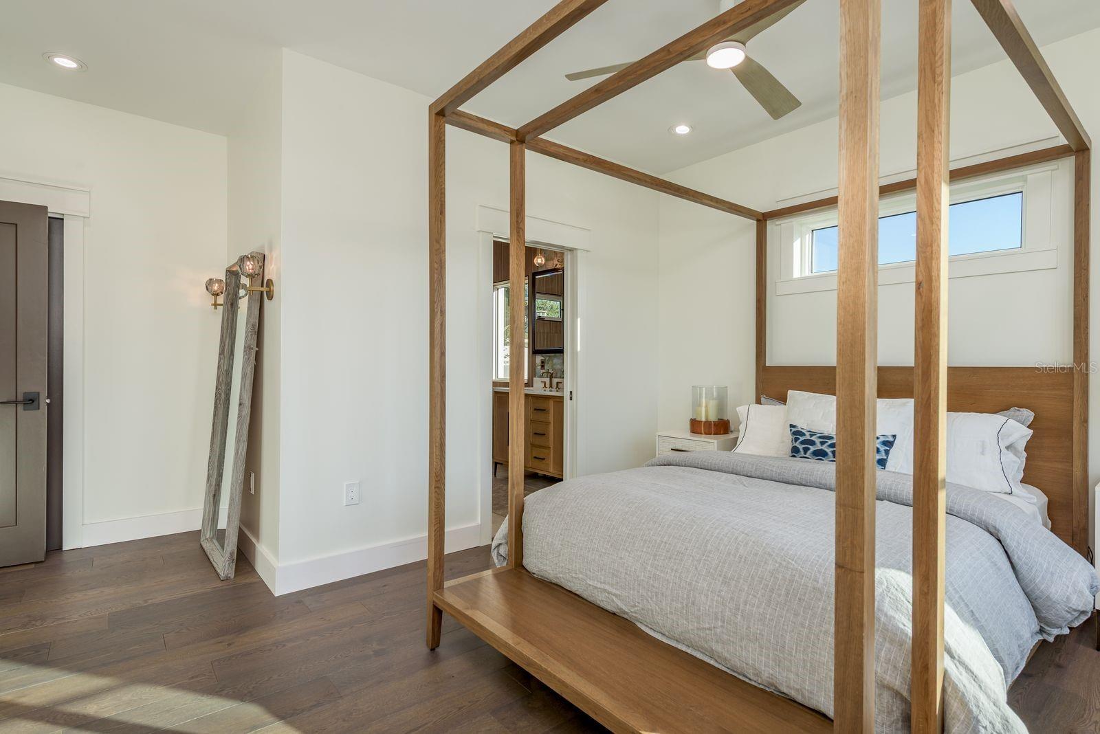 927 6TH St ST PETERSBURG, FL 33701