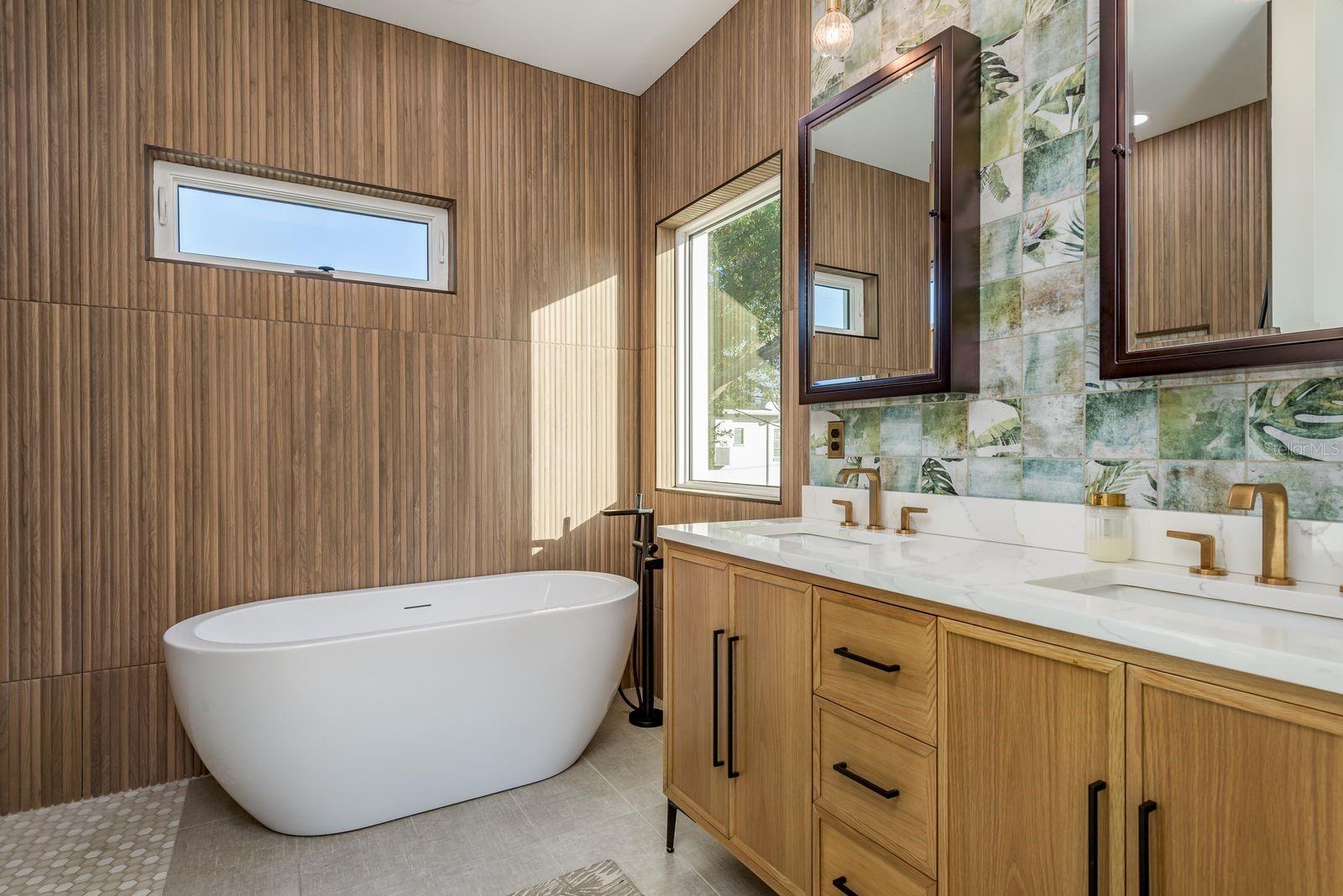 927 6TH St ST PETERSBURG, FL 33701