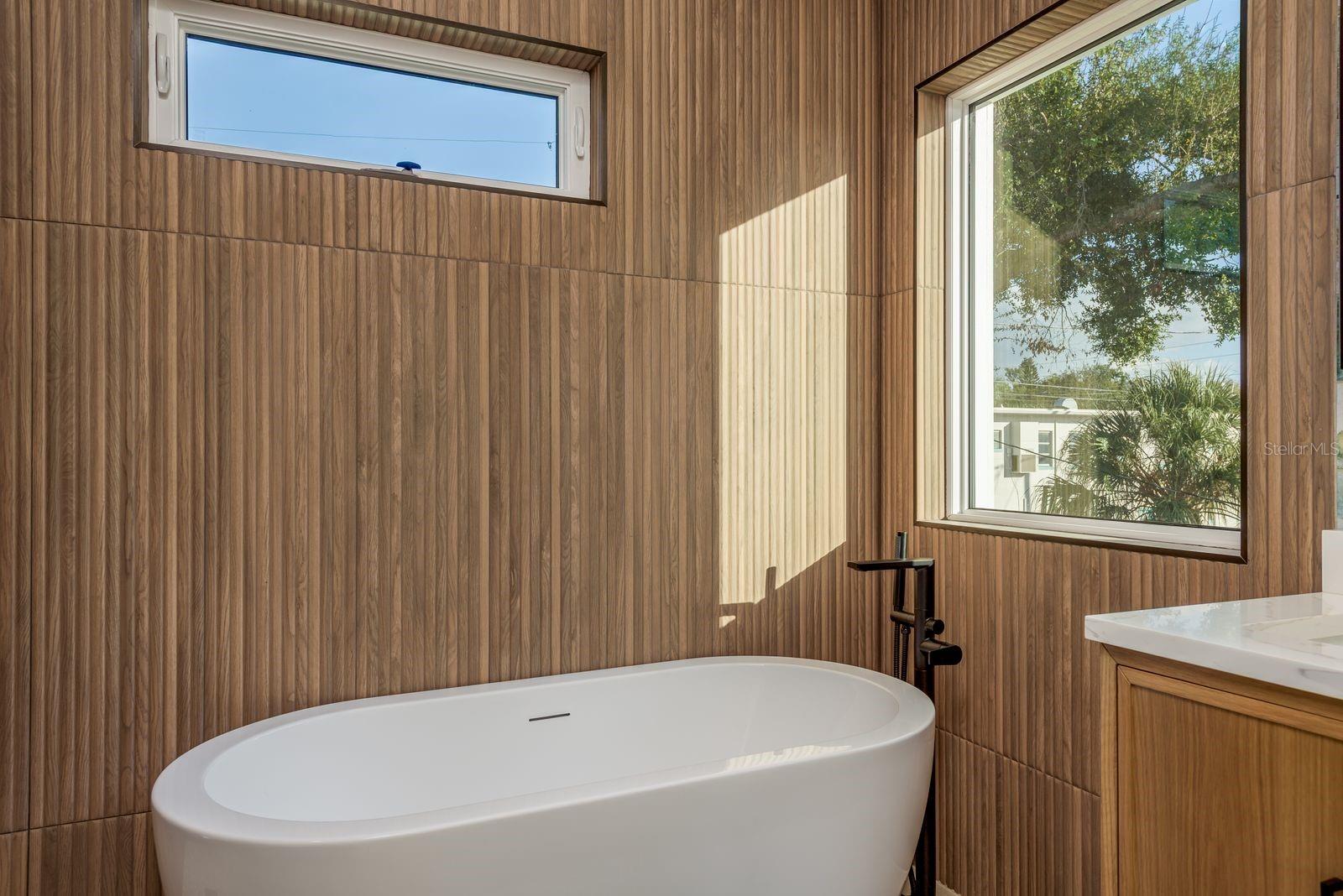 927 6TH St ST PETERSBURG, FL 33701