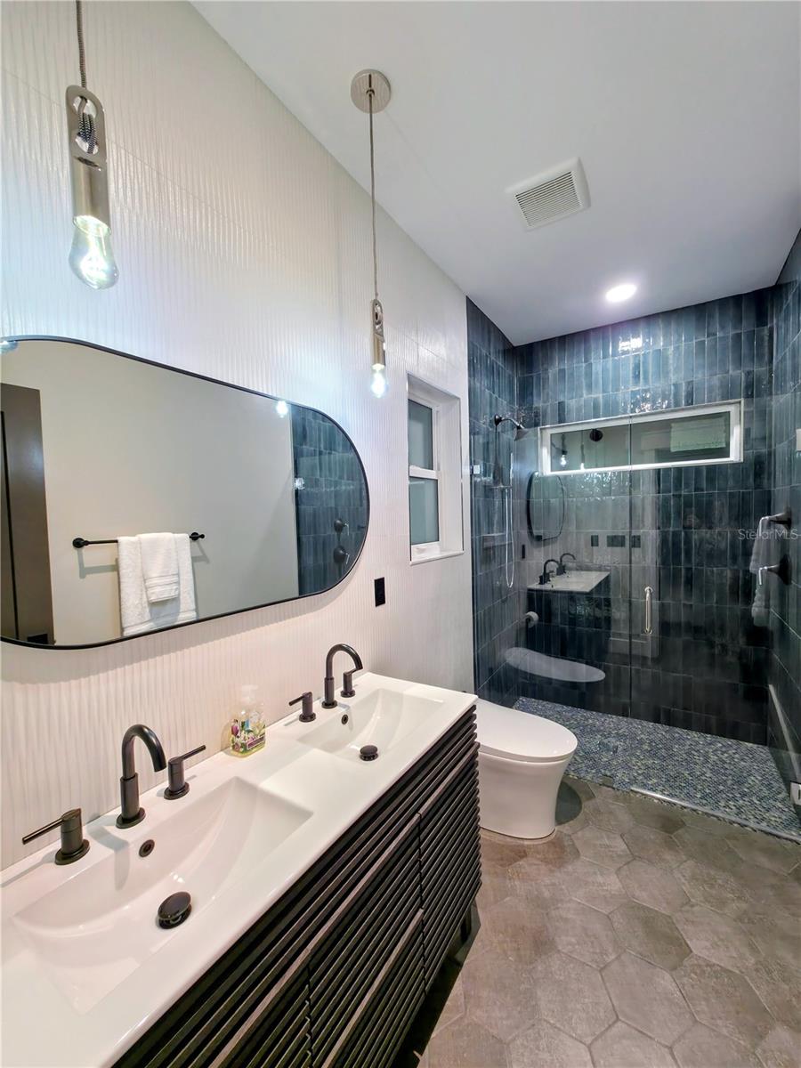 927 6TH St ST PETERSBURG, FL 33701