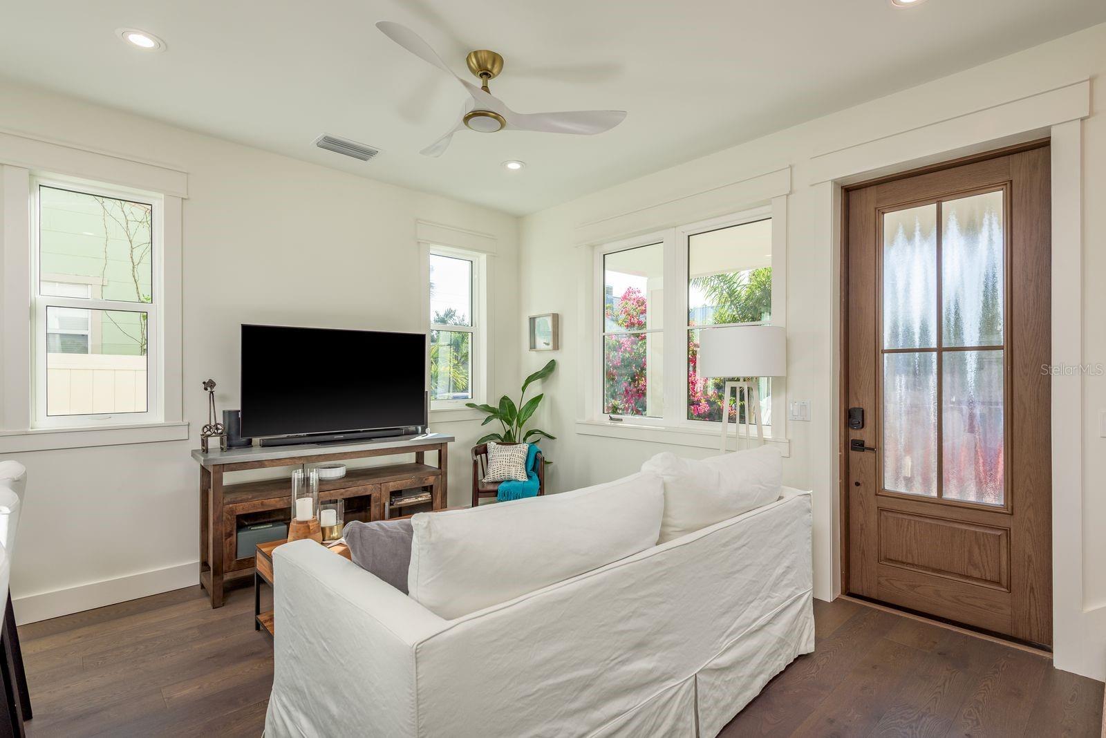 927 6TH St ST PETERSBURG, FL 33701