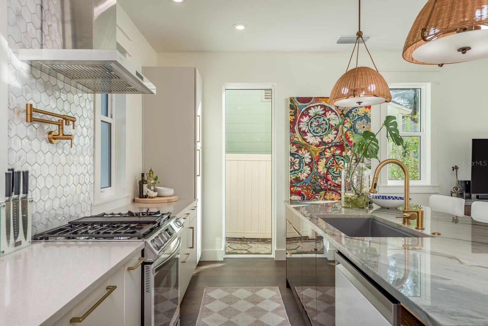 927 6TH St ST PETERSBURG, FL 33701