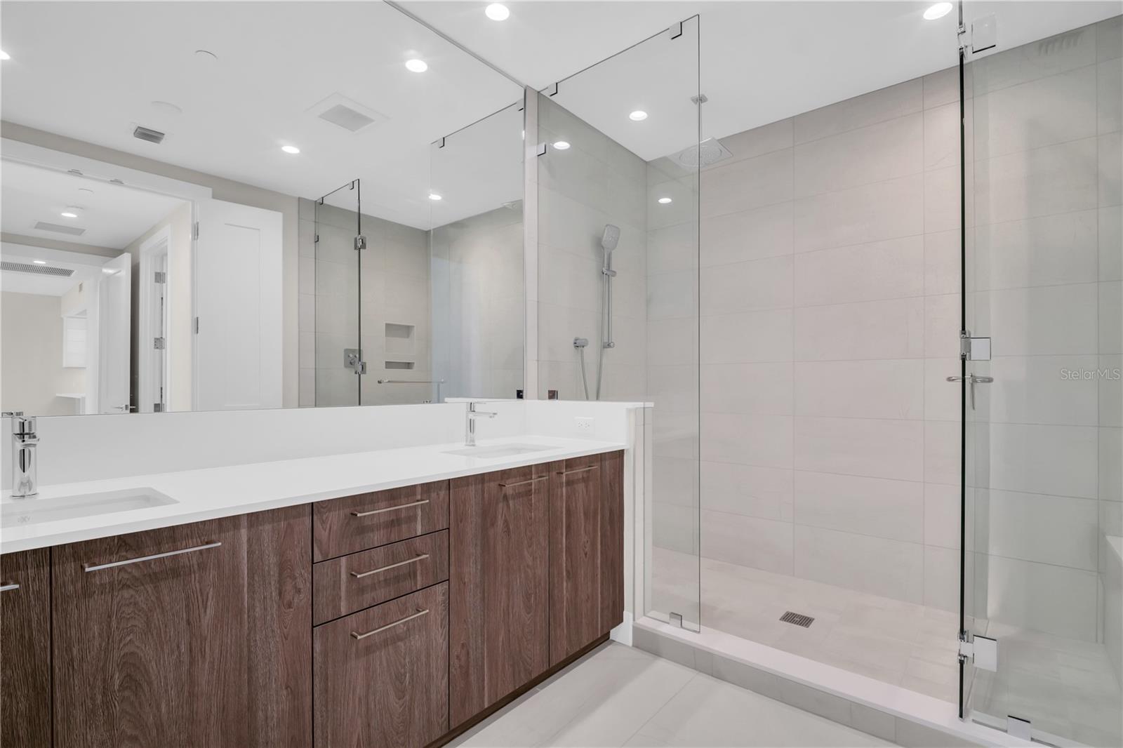 275 1ST Ave #3704 ST PETERSBURG, FL 33701