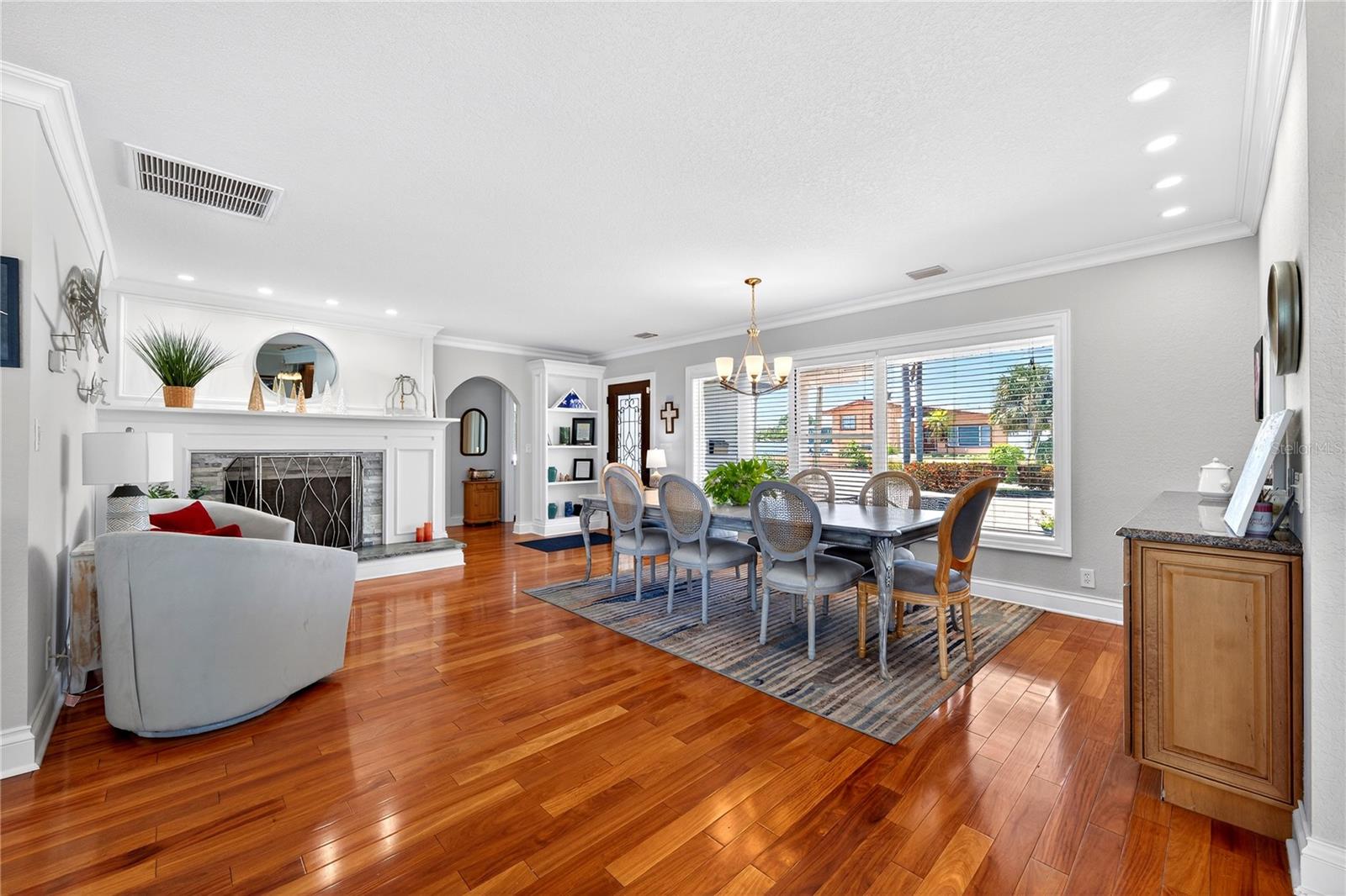 2540 E BAY Isle Dr ST PETERSBURG, FL 33705