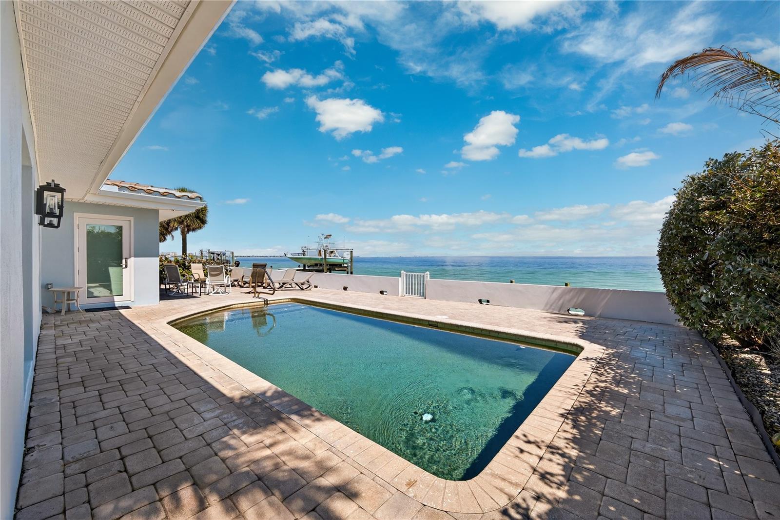 2540 E BAY Isle Dr ST PETERSBURG, FL 33705